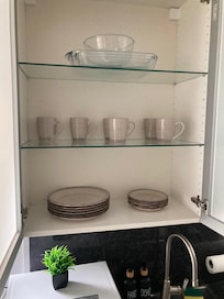 Only 4 mugs to drink from, NO GLASSES