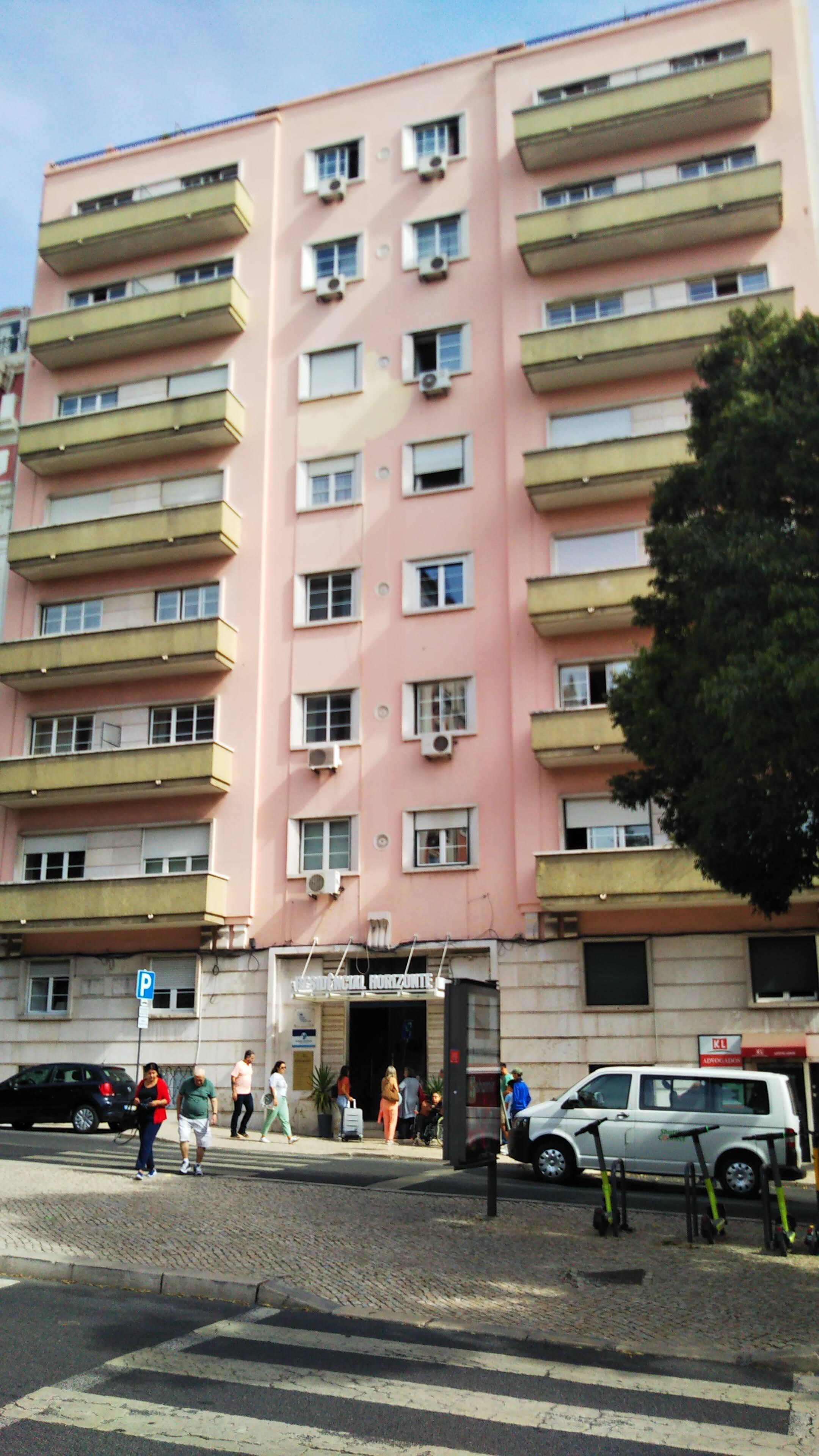 駅を出たところから見たホテルの外観です。