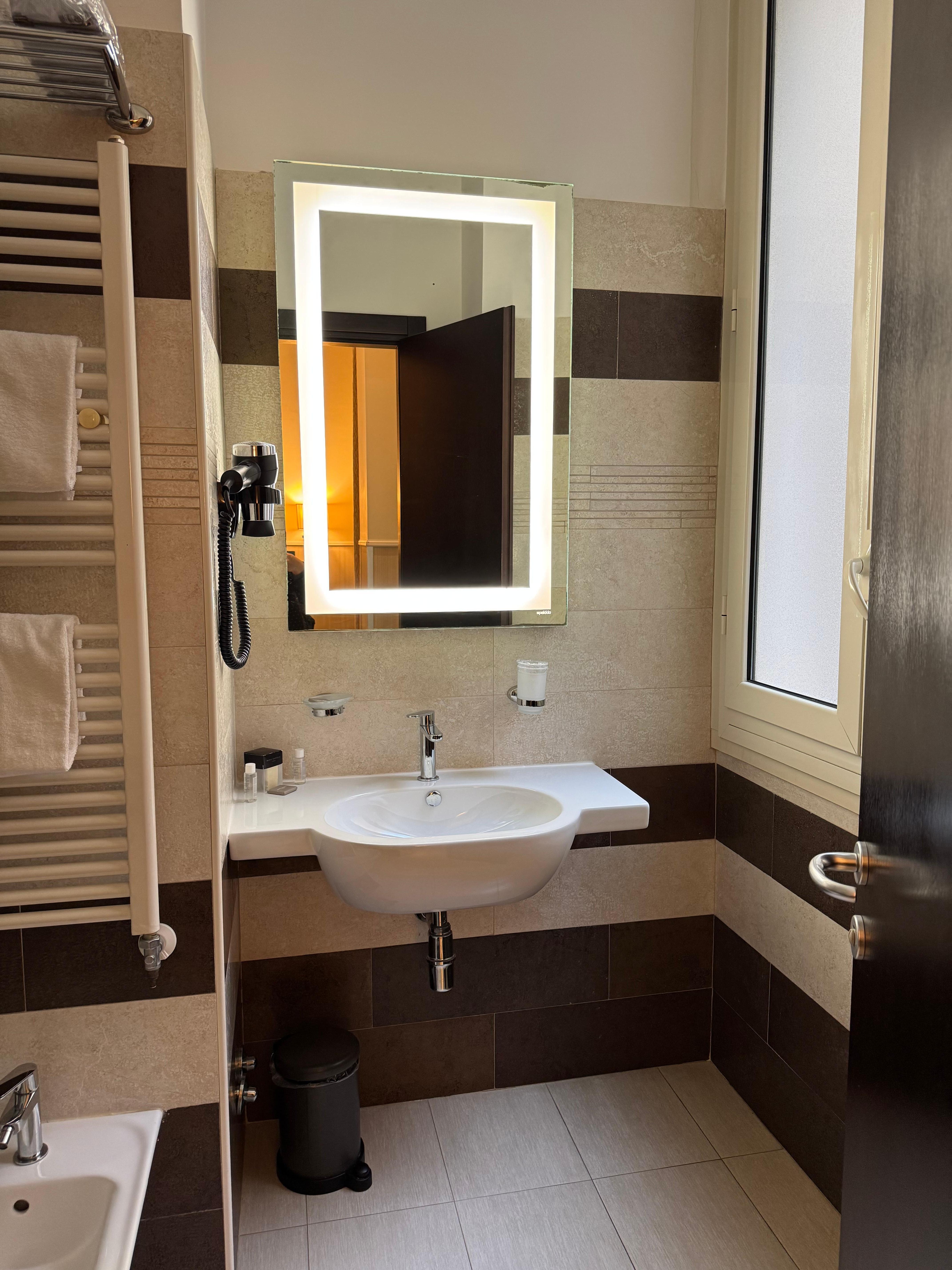 Double room with queen bed - bathroom