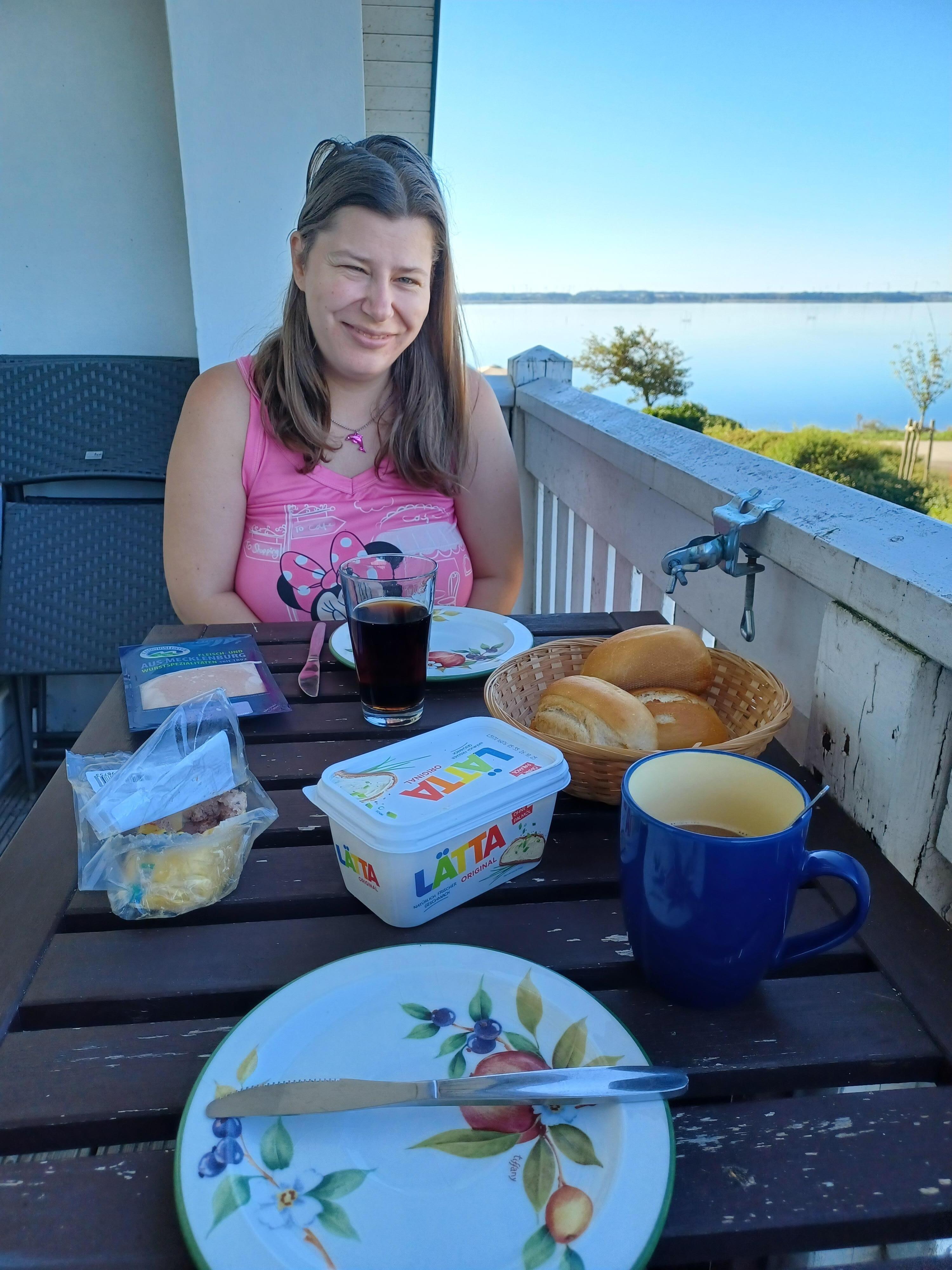Meine Tochter und ich beim Frühstück auf dem Balkon
