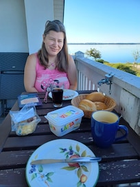 Meine Tochter und ich beim FrĂŒhstĂŒck auf dem Balkon