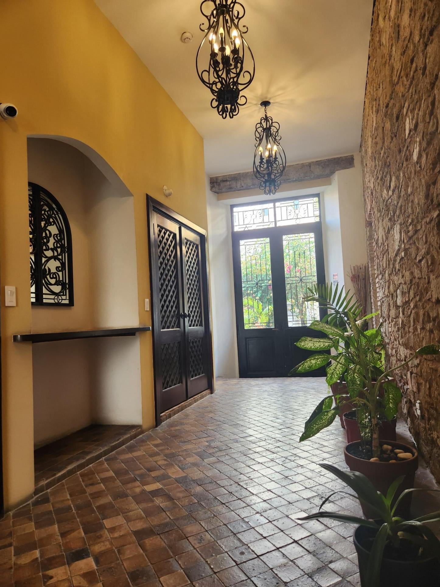La Merced condo entry hall