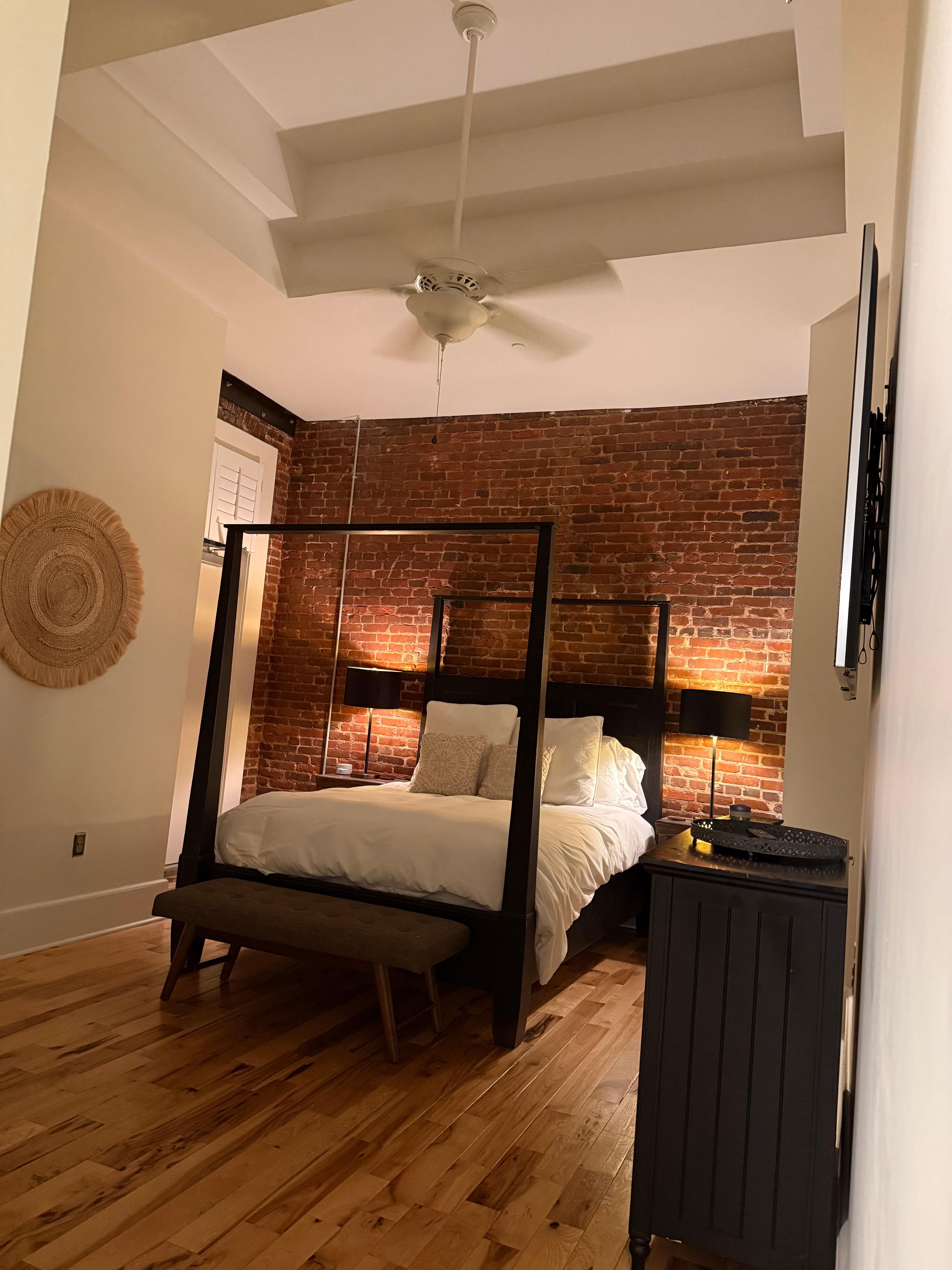 Back bedroom/queen bed