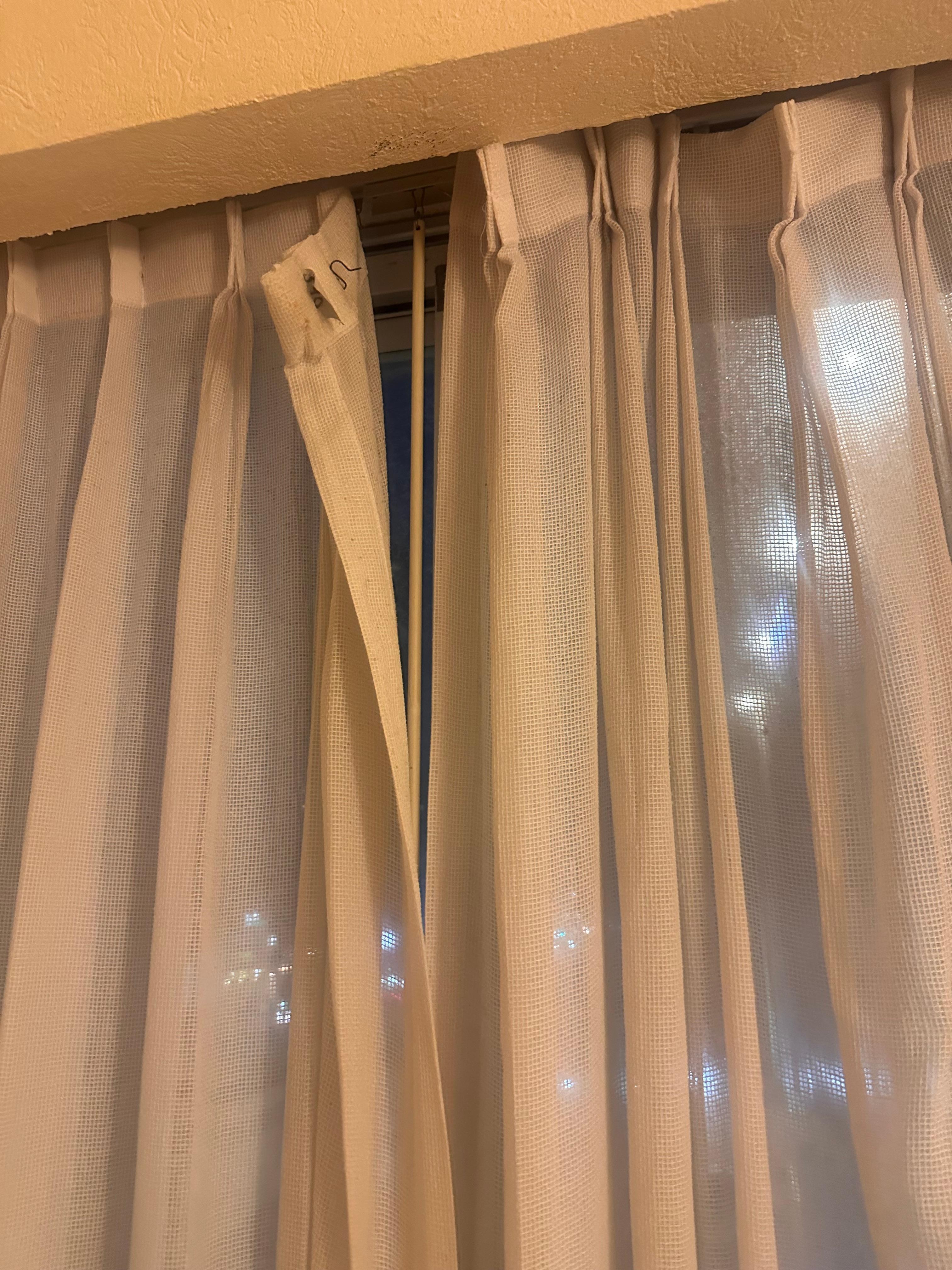 Las cortinas mal puestas, sucias y parecía que en la parte de abajo tenían hongos 