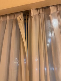 Las cortinas mal puestas, sucias y parecía que en la parte de abajo tenían hongos