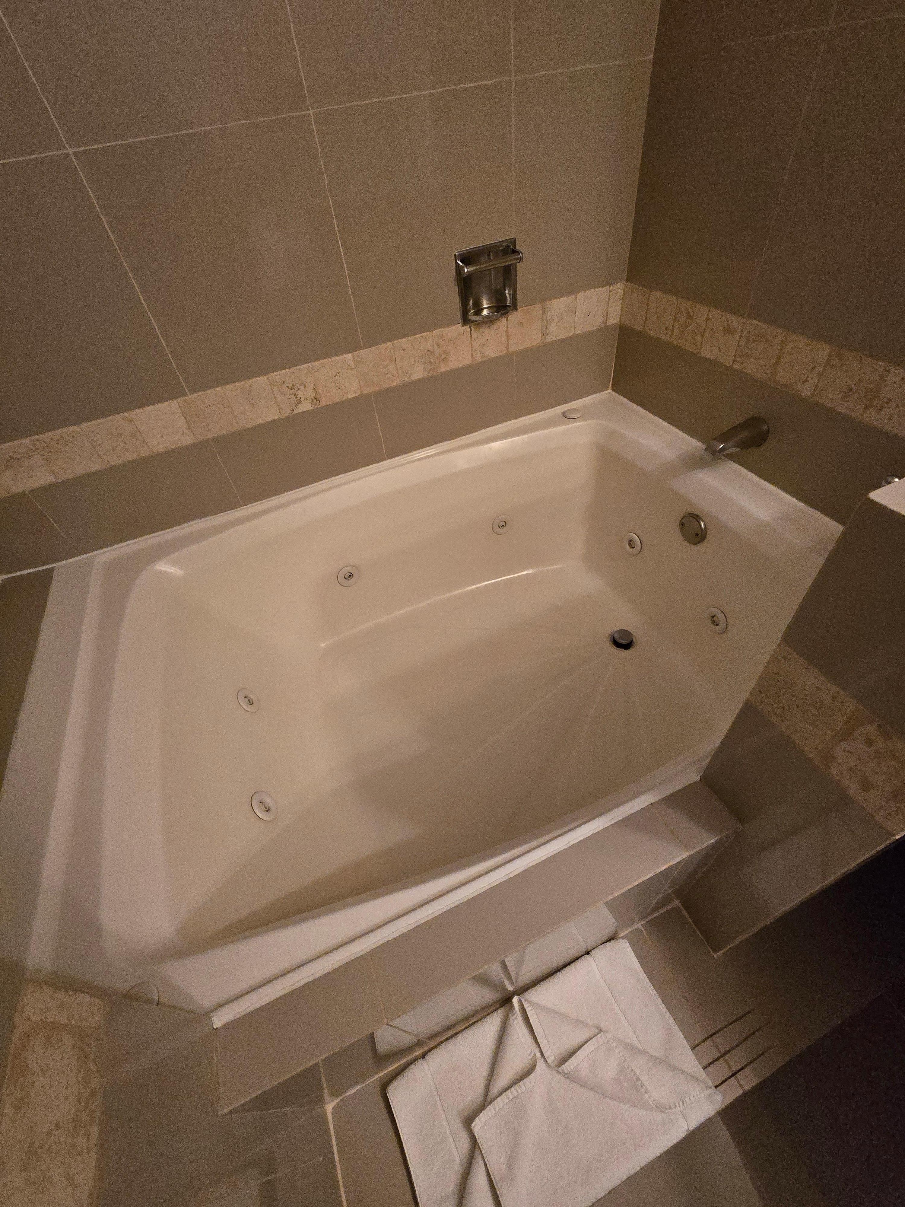 Great bath tub. Fluctuating hot/cold water made the shower an adventure.