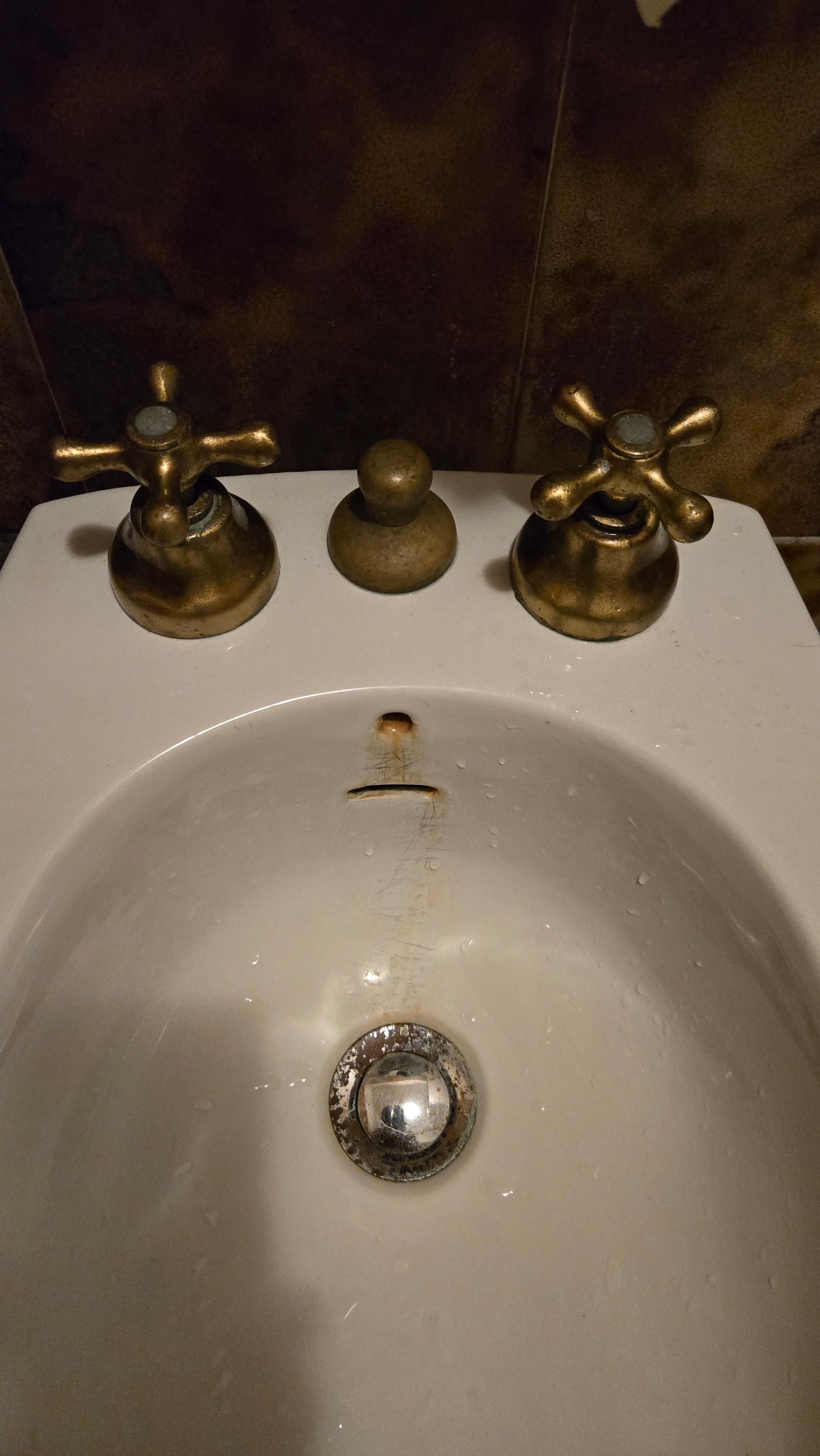 Bidet con porcellana graffiata