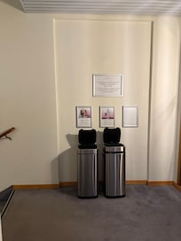 Ett plus med sopkorgar vid hissarna