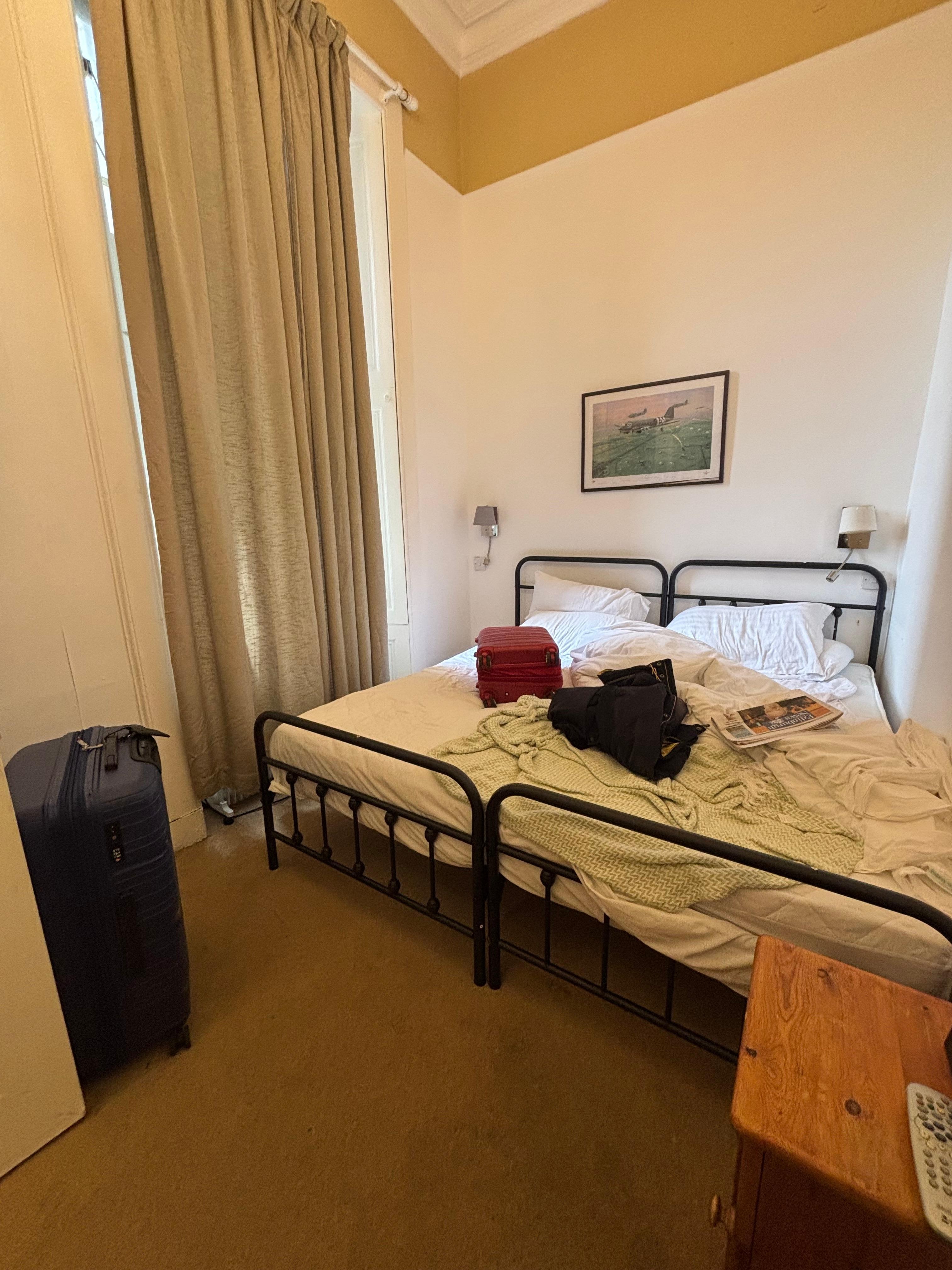 La chambre pour 2 personnes et leurs valises