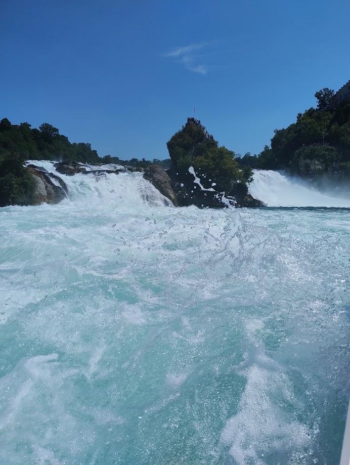 Der Rheinfall vom Schiff aus
