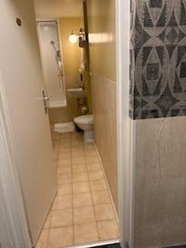 Entrance to room from the hallway.