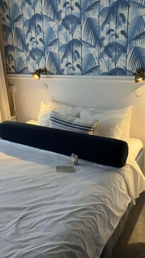 Rummet var rymligt och ett välkommen-tillbaka-kort låg på sängen tillsammans med en påse choklad