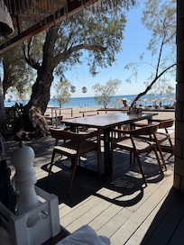Strandbad Galazio Beach , wo man Frühstück, Mittag und Abendessen kann und diverse Getränke, sehr empfehlenswert