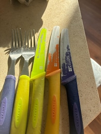 Are the knives painted?