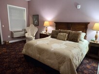 Room 201 - King bed
