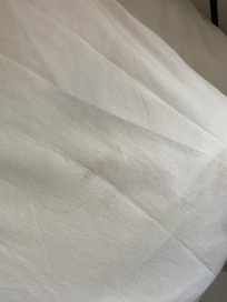 Değişmemiş yastık kılıfı, başka insanlara ait saç telleri.