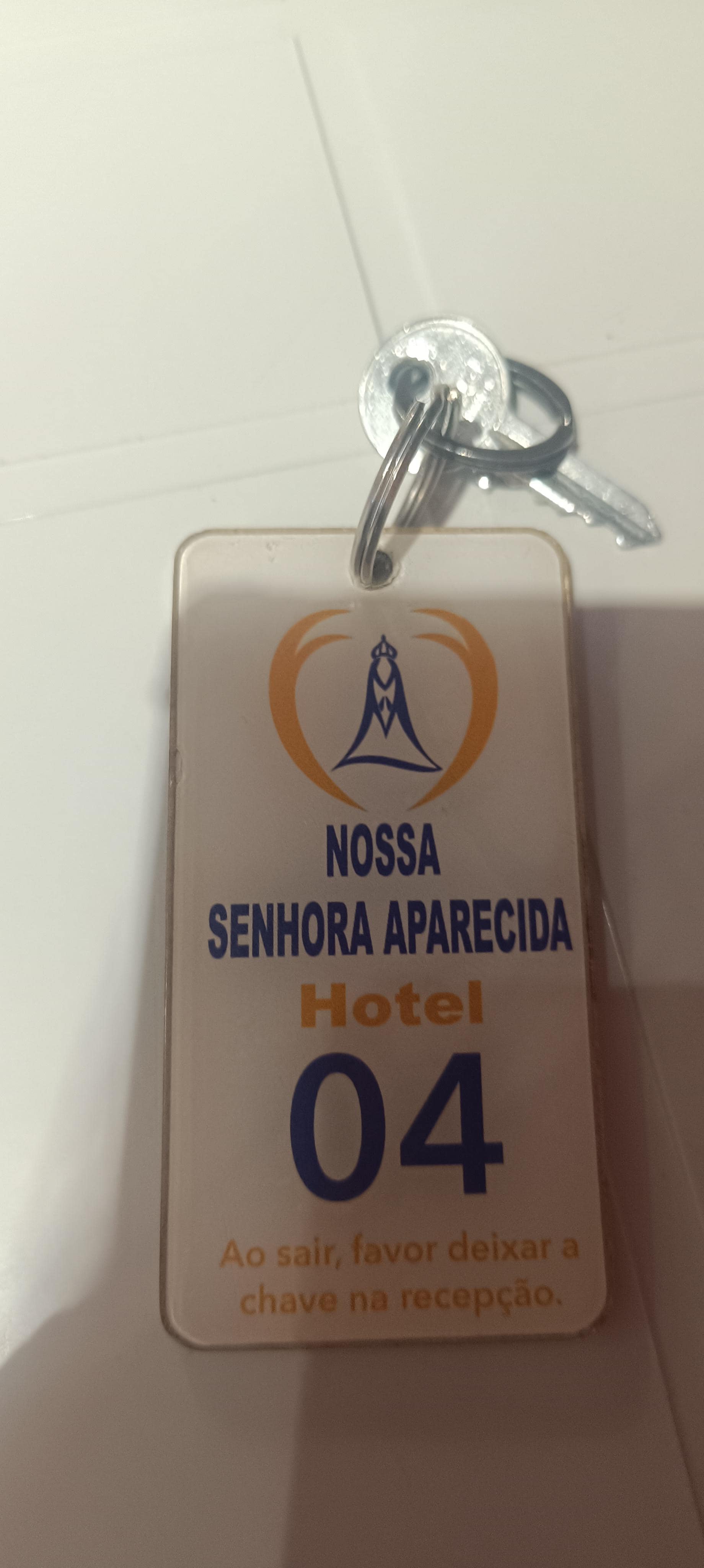 primeiro, que me trocaram de hotel, porque não tinha vaga no que eu havia reservado. falta de comunicação e de educação da recepção. toalhas pro banho sujas, tive que ir pedir a troca, não tem telefone para contato com a recepção. falta de controle.