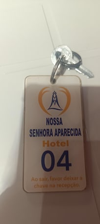 primeiro, que me trocaram de hotel, porque não tinha vaga no que eu havia reservado. falta de comunicação e de educação da recepção. toalhas pro banho sujas, tive que ir pedir a troca, não tem telefone para contato com a recepção. falta de controle.