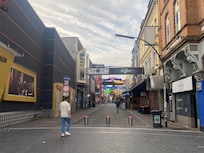 På denna gatan ligger hotellet, på högersidan går man in genom ett ”valv” på innergården finns parkering.