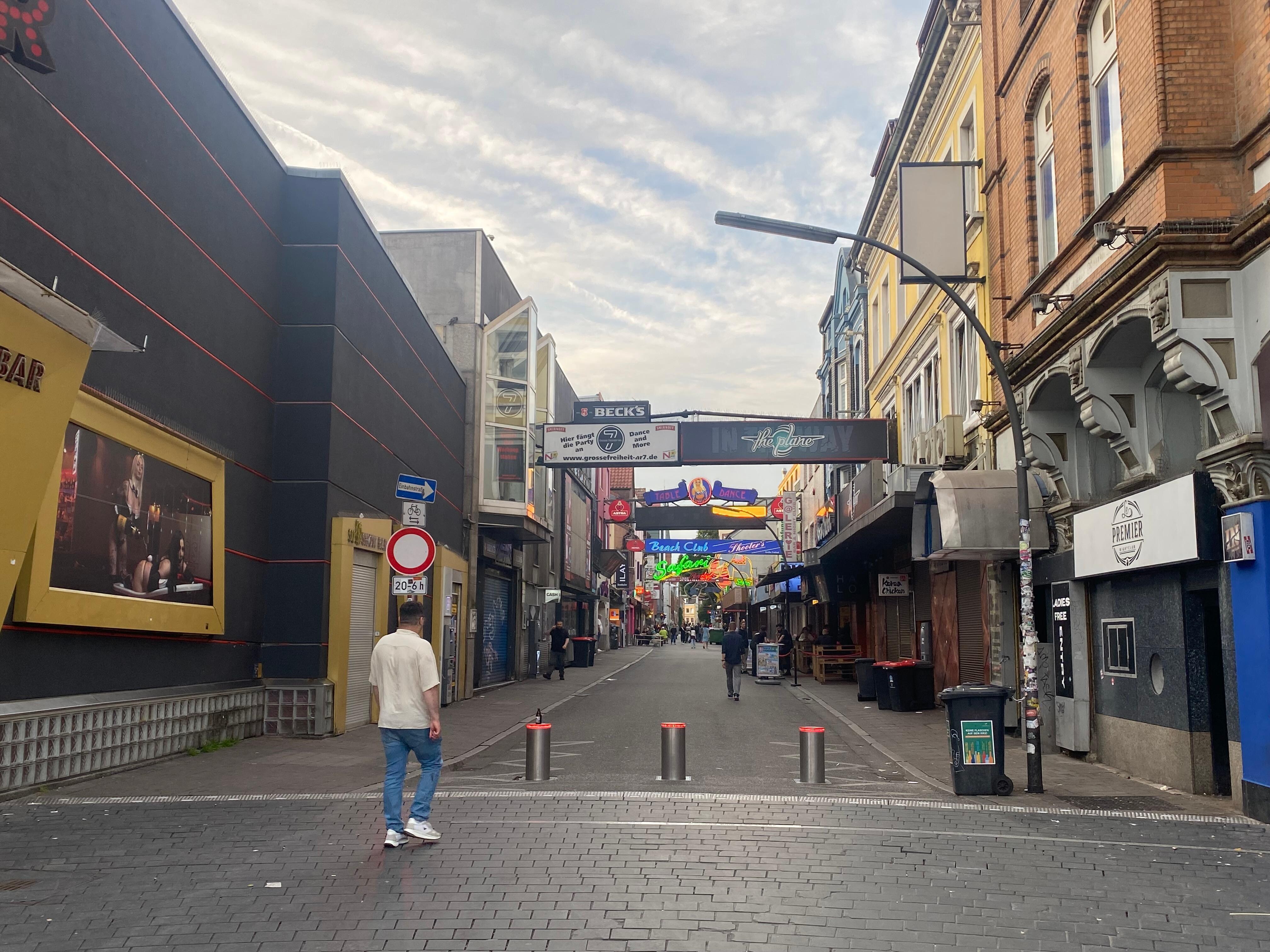 På denna gatan ligger hotellet, på högersidan går man in genom ett ”valv” på innergården finns parkering. 