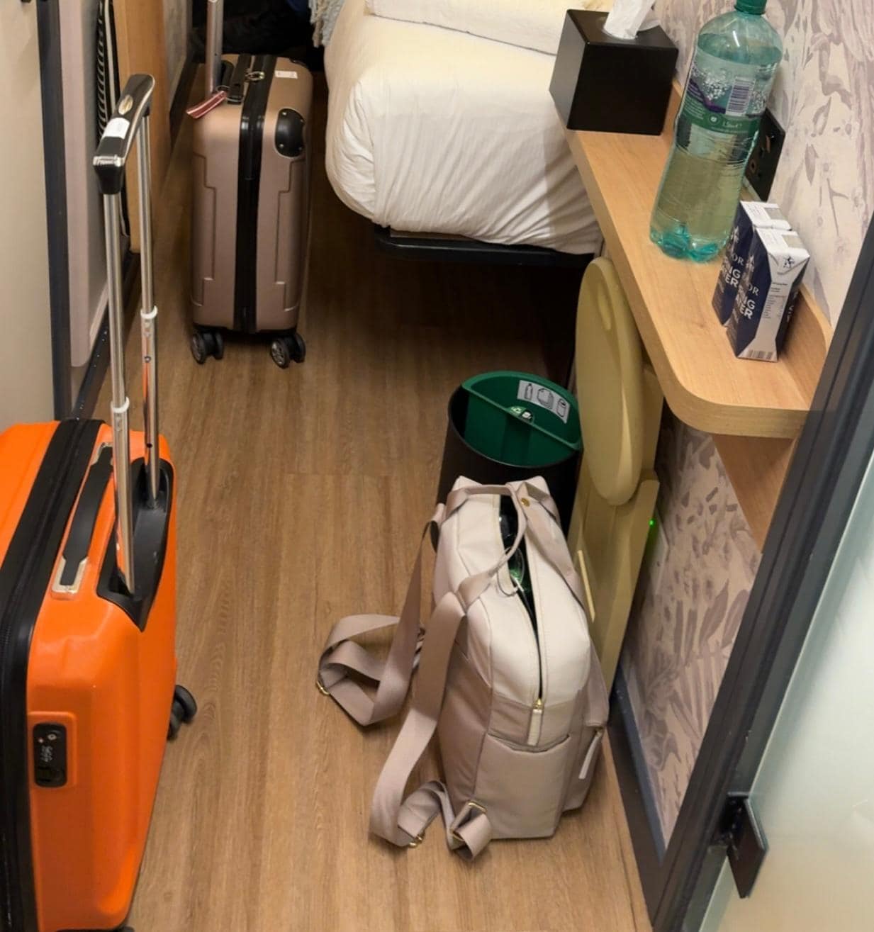 sehr schönes Zimmer, nur leider kaum Platz für Koffer.