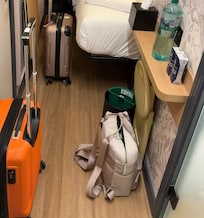 sehr schönes Zimmer, nur leider kaum Platz für Koffer.