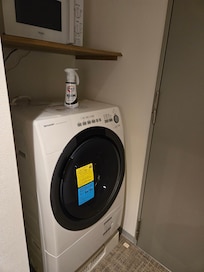 門旁邊就是洗衣機,微波爐