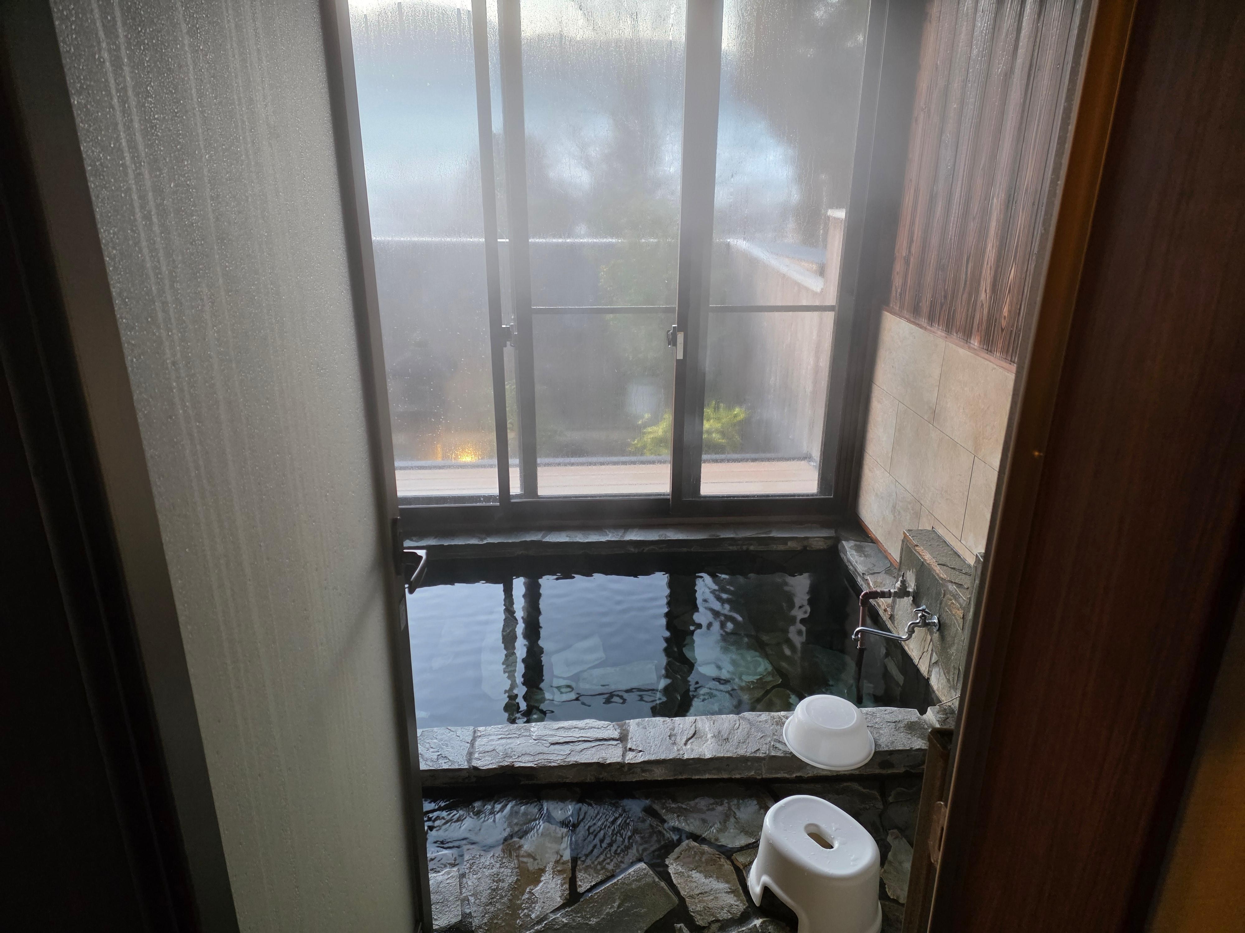 각 방에는 개인 온천이 구비되어 있어 매우 좋았습니다. 