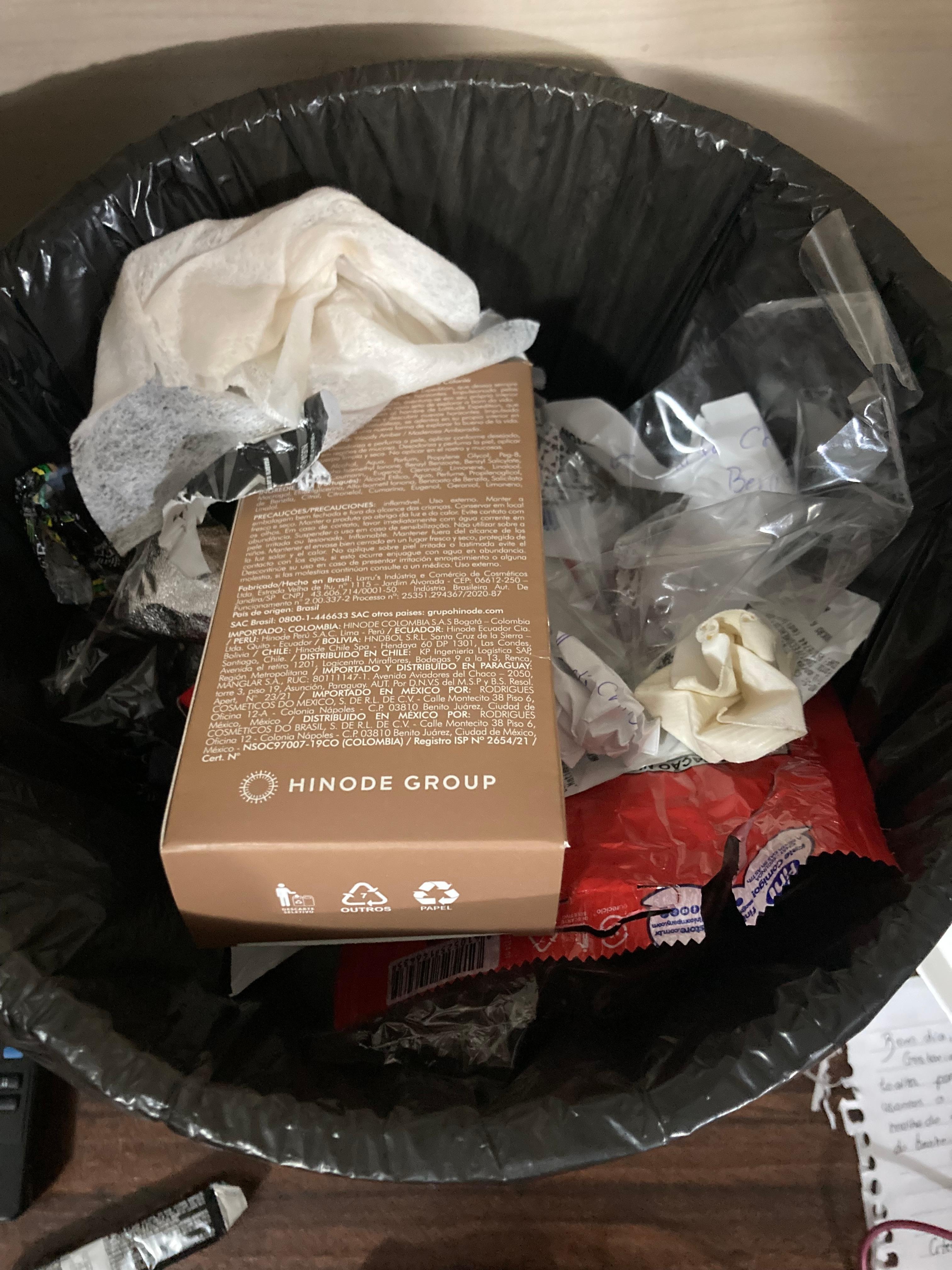 Não retiraram o lixo. O chão não foi limpo e sabemos que não foi pois estava imundo e nós acabamos a nossa contenção debaixo da cama após um dia todo fora do hotel.