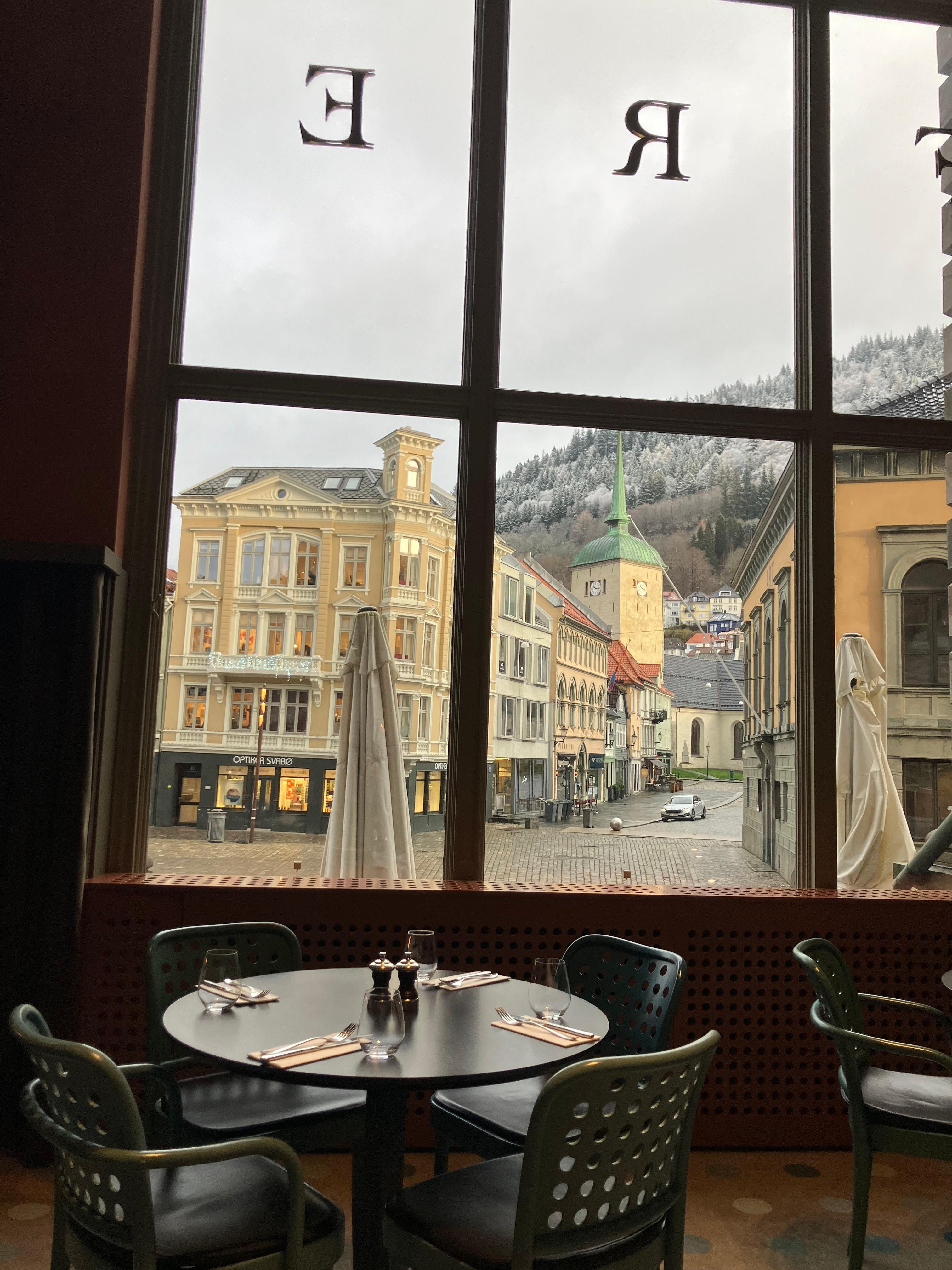 朝食時の窓からの風景