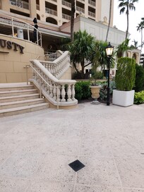 Look how dirty the Columns are. Again very poorly maintained
