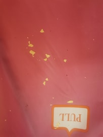 Bebek doseginin altin da chips kirintilari vardi.