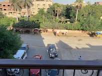 unser Blick nicht zu den Pyramiden sondern stinkende Kamele