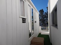 Acomodação no terraço do empreendimento. Excelente acomodação, mas a casa de banho extremamente apertada. Espaço mínimo. No App Hoteis.com não estão expostas as fotos destas acomodações.