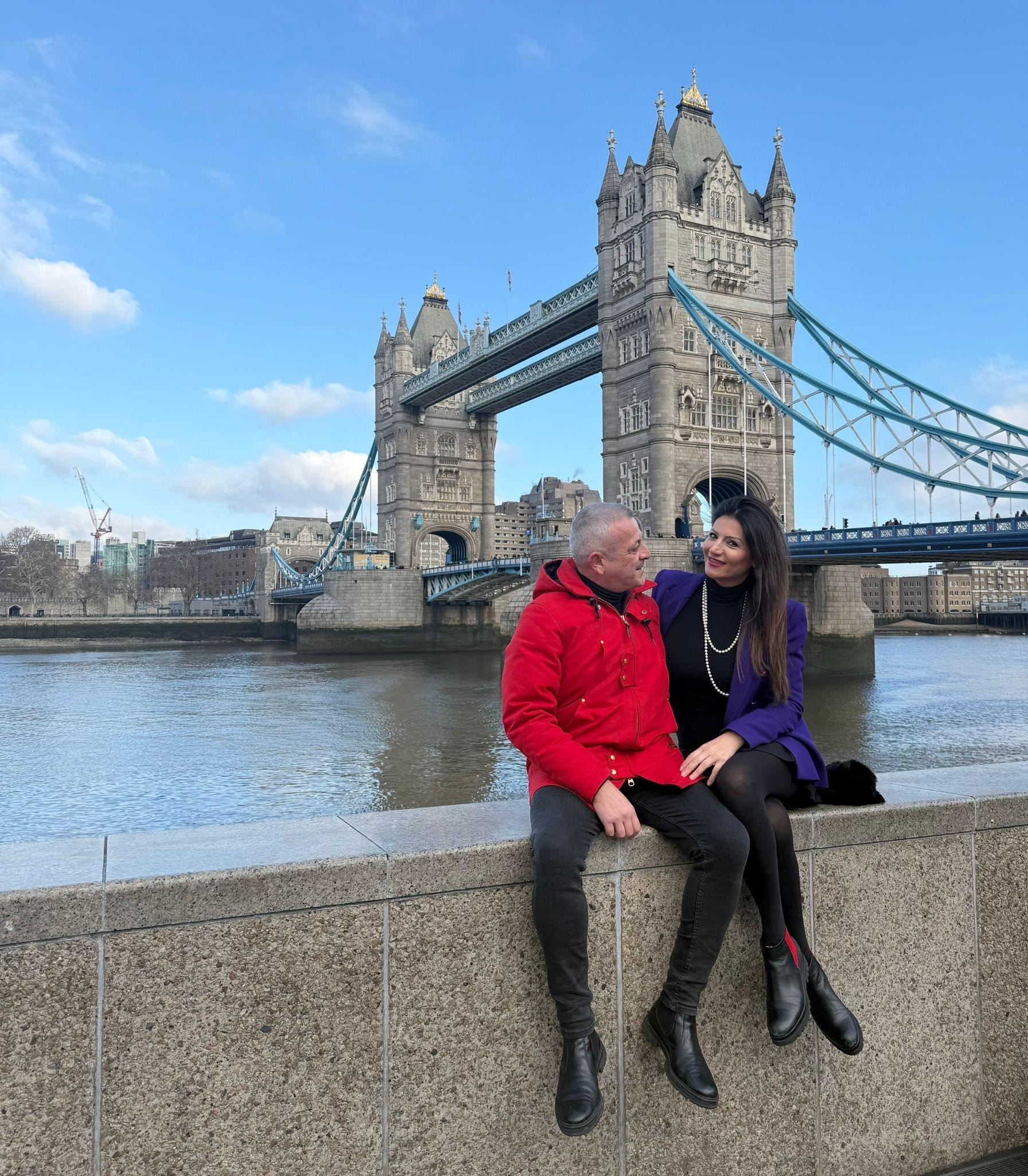 Un momento di complicità davanti a Tower Bridge, simbolo senza tempo di Londra. Due sguardi che si cercano, il Tamigi che scorre lento e la città sullo sfondo: un attimo semplice, autentico, carico di emozione e di viaggio condiviso. 