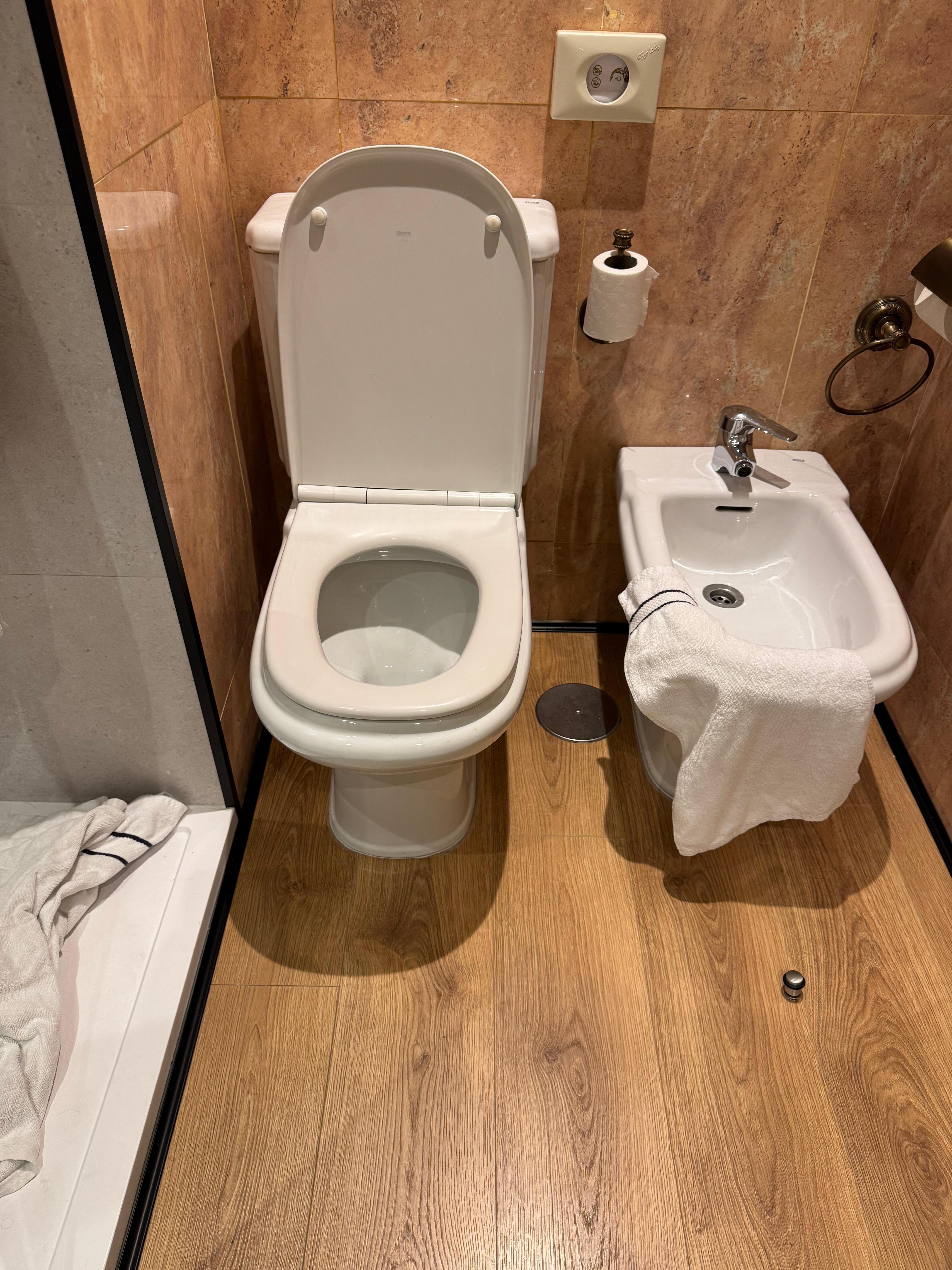 Baño muy pequeño e incómodo tal cual se observa en la fotografía 