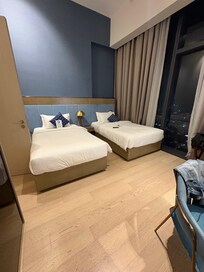 シングルルーム、シャワールームとトイレが隣接