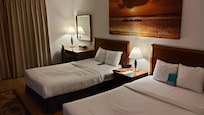 <ホテルの部屋>
デスクランプやベッドランプは部屋のスイッチでは電源操作ができない