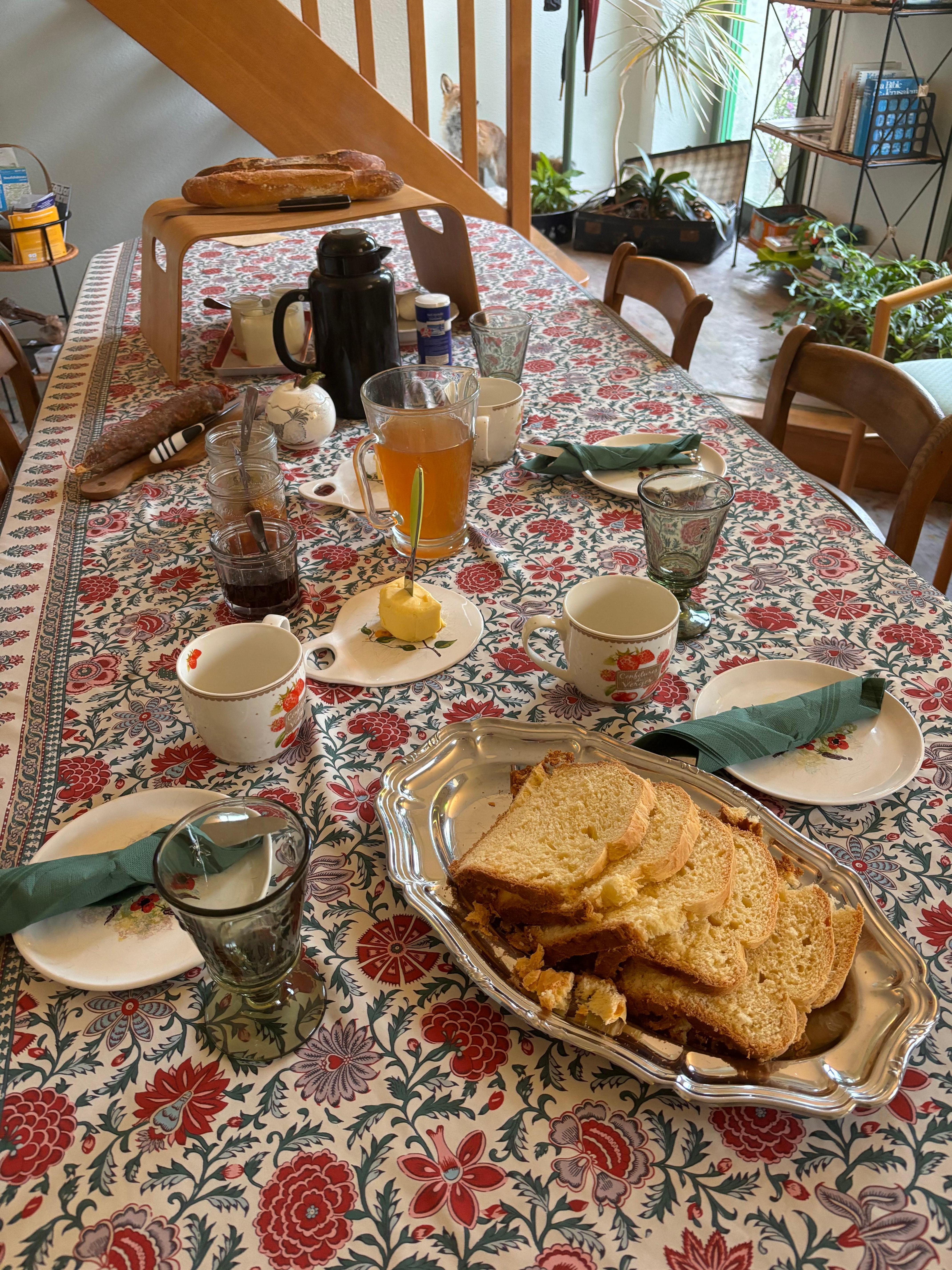 Reichhaltiges und liebevolles Frühstück mit eigenen Produkten