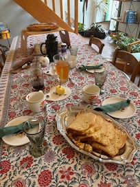 Reichhaltiges und liebevolles Frühstück mit eigenen Produkten