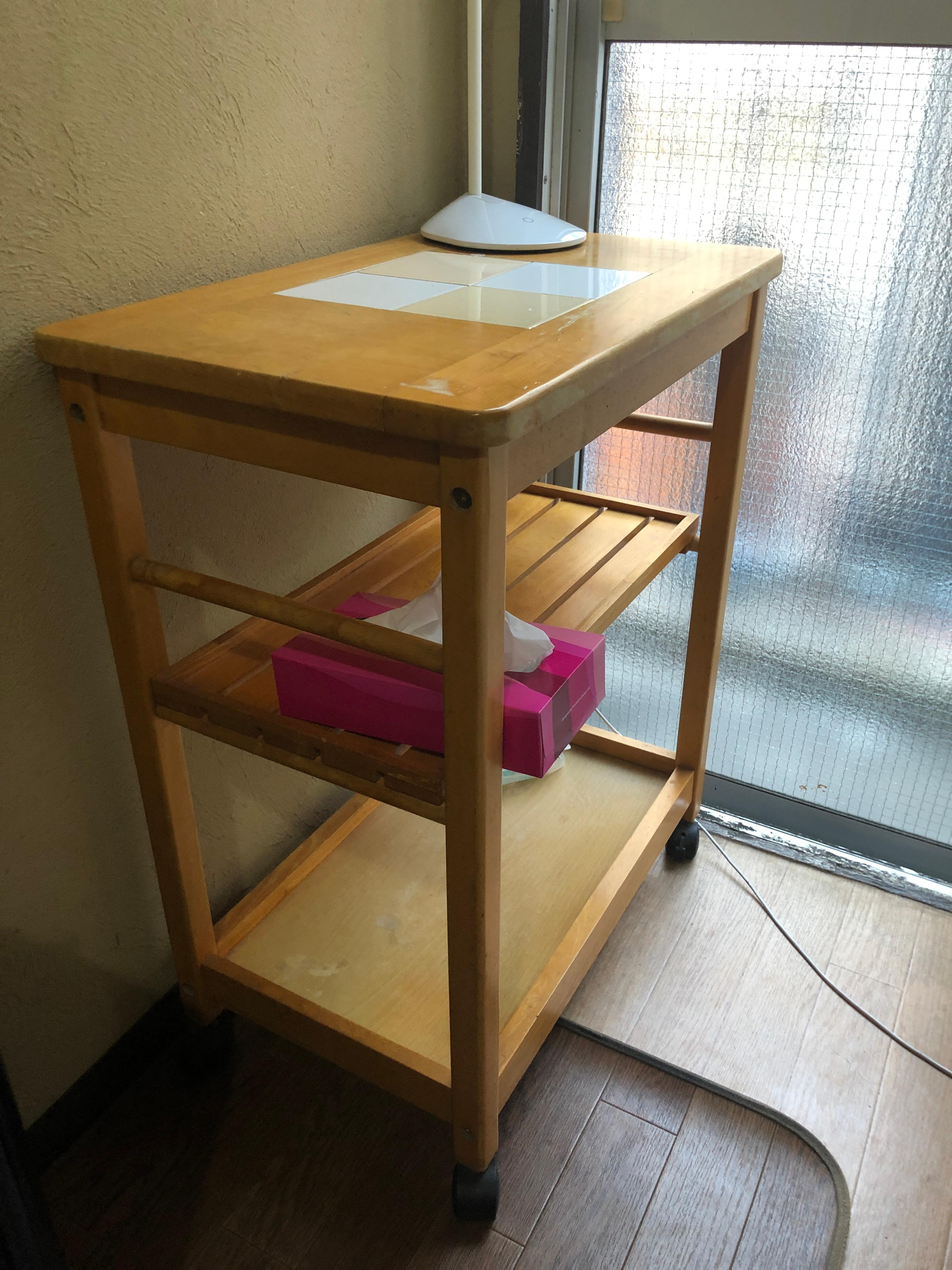 部屋に置いてあったワゴン。欲しい。