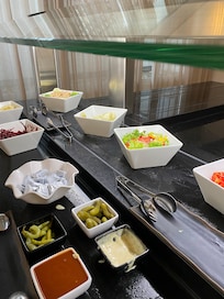 Buffet du soir ⊠salade, tomates, salade tomates, salade tomate ⊠đ„Ž