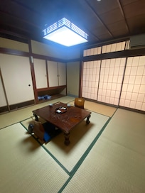 Habitación con mesa