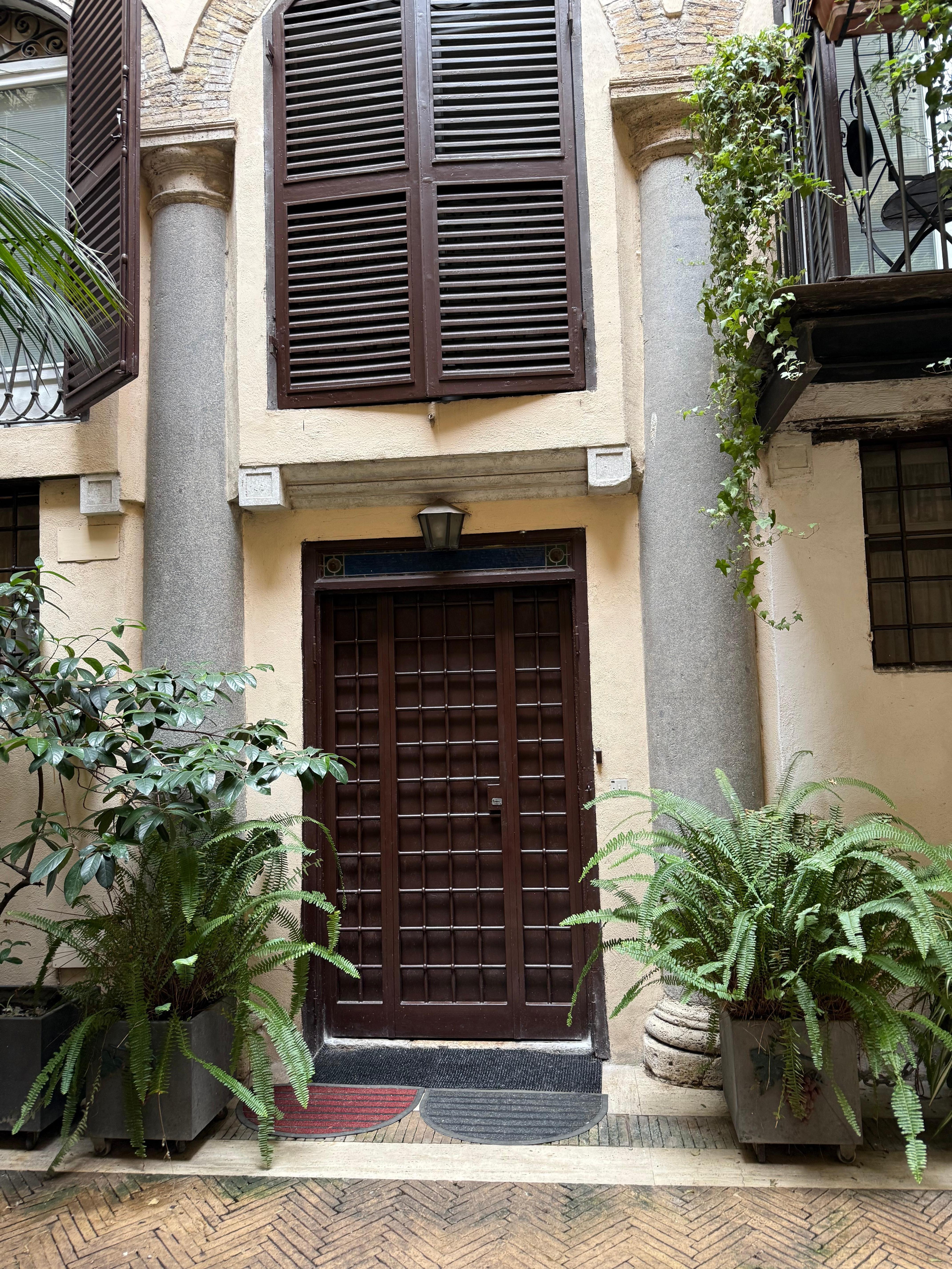 Entrance from the garden area to the room. 