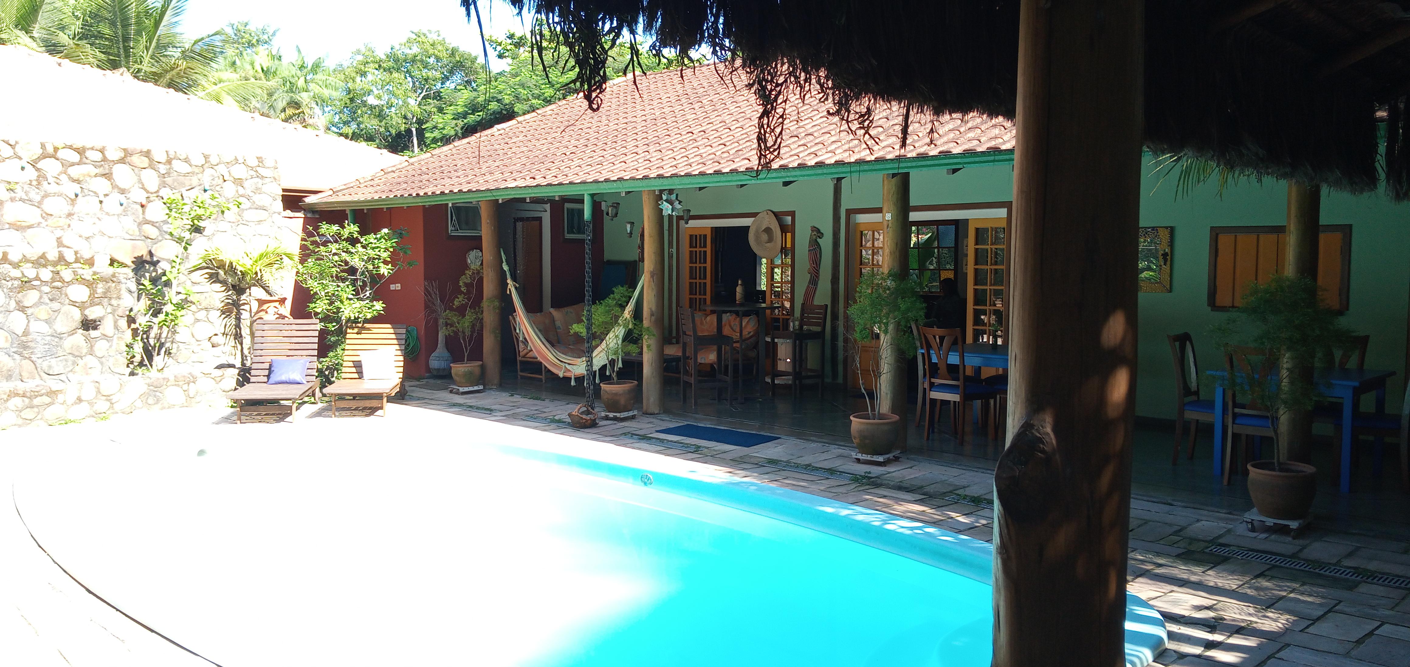 Piscina com área do cafe da manhã ao fundo.