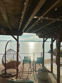 Bottom deck