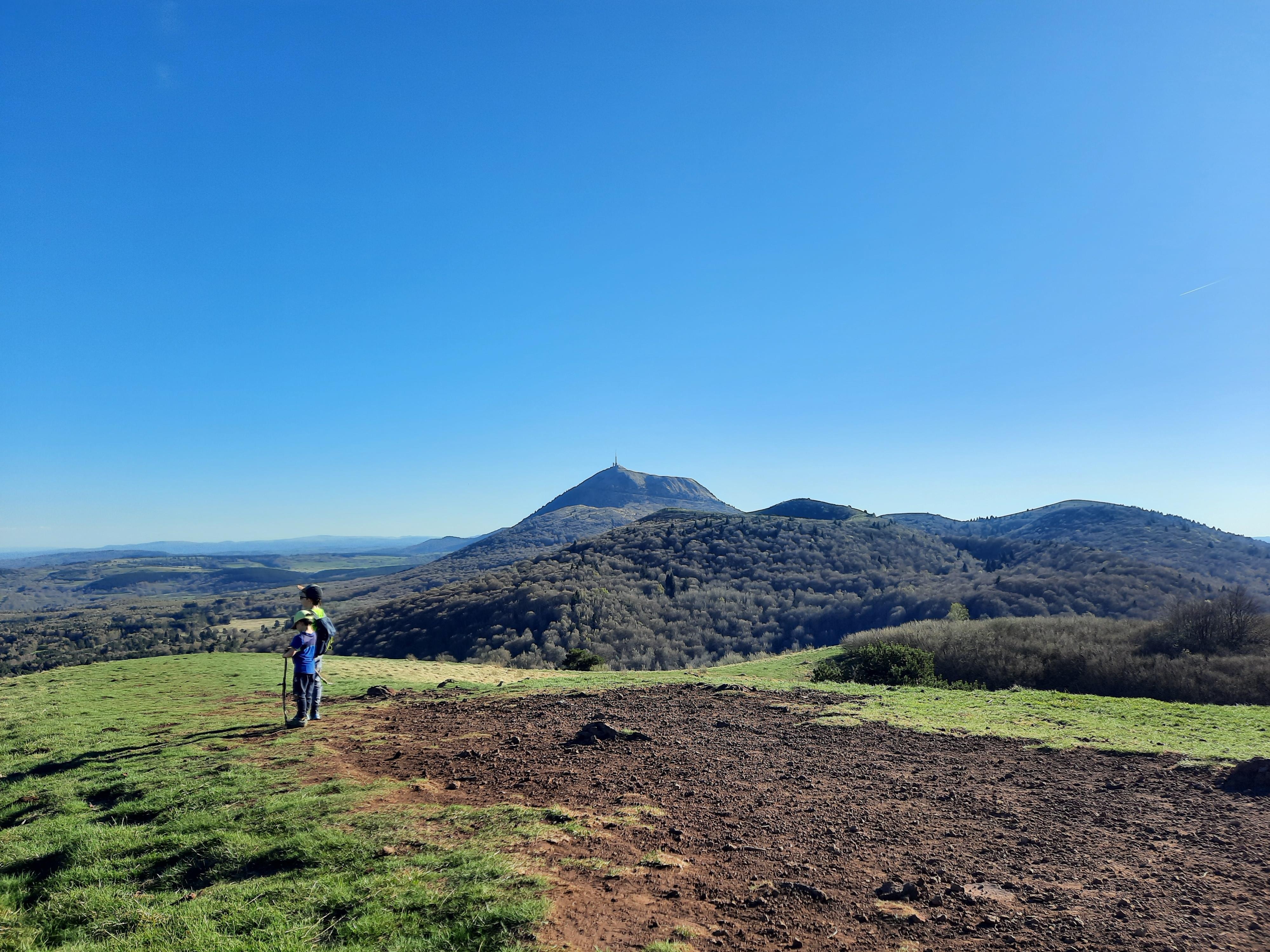 Puy des Goules, vue sur le Puy de Dôme et le Puy du Pariou. Détour en redescendant par la grotte du Sarcoui.