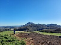 Puy des Goules, vue sur le Puy de Dôme et le Puy du Pariou. Détour en redescendant par la grotte du Sarcoui.