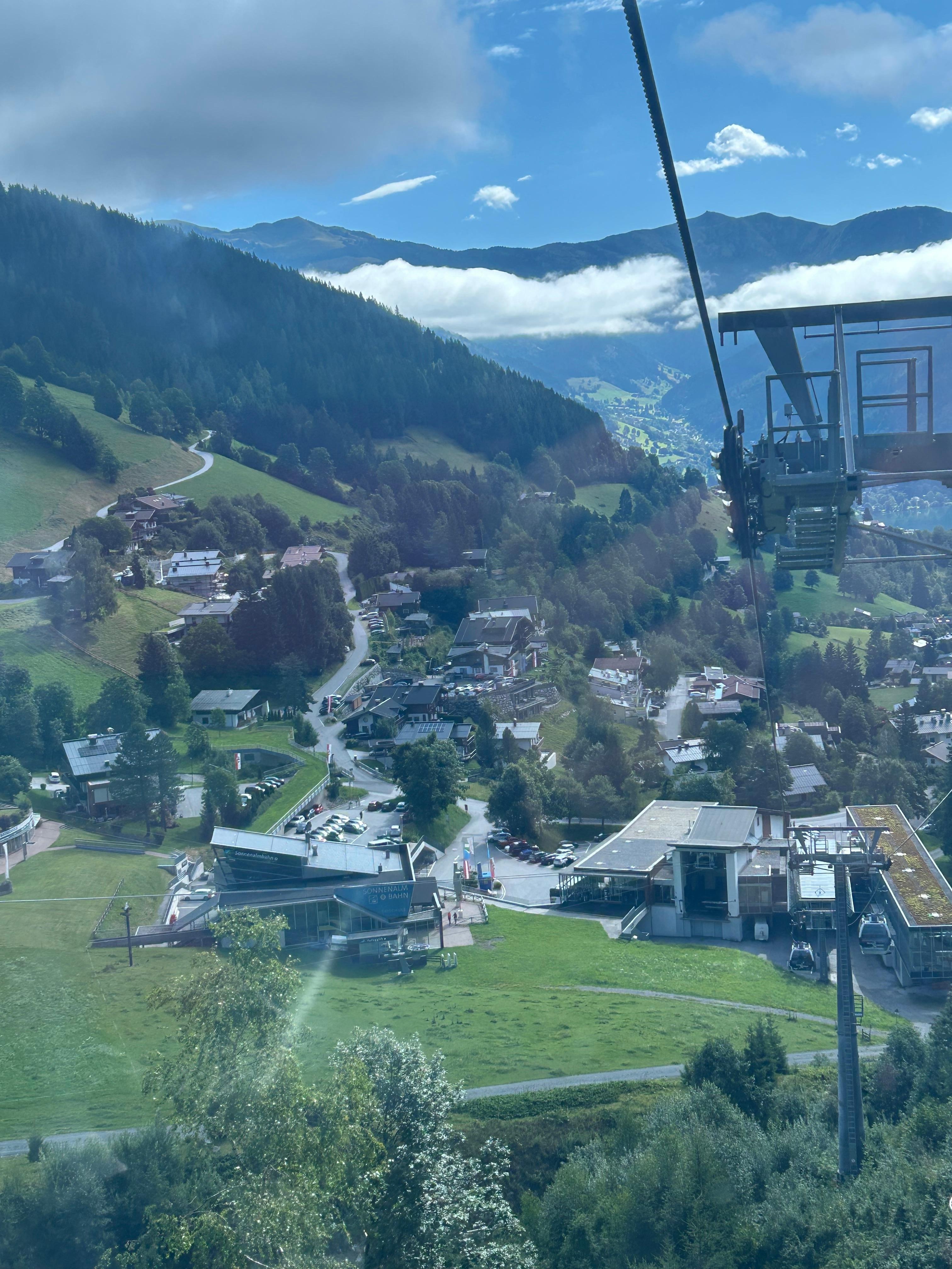 Skilift og kig nedover hotellet