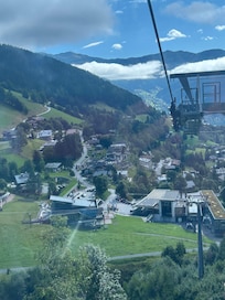 Skilift og kig nedover hotellet